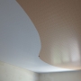 Двухцветный с криволинейной спайкой натяжной потолок мини фото №6