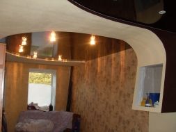 Фото: Натяжной потолок двухуровневый бело-коричневый