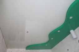 Фото: Натяжной потолок двухуровневый бело-зеленый №2