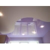 Мини-фото: Криволинейная спайка натяжной потолок фиолетово-белый