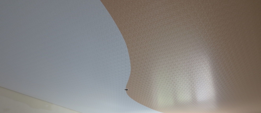 Двухцветный с криволинейной спайкой натяжной потолок фото №6
