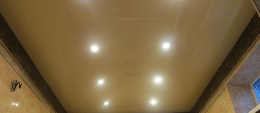 Бежевый глянцевый MSD натяжной потолок