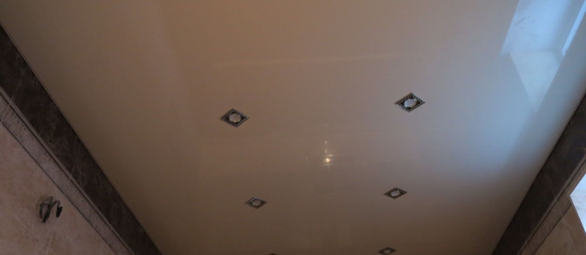 Бежевый глянцевый MSD натяжной потолок фото №2