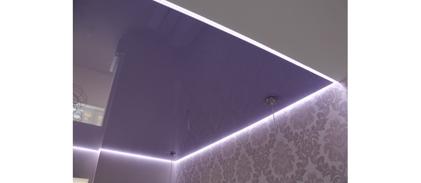 Фото: Парящий натяжной потолок фиолетовый