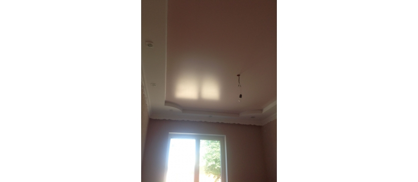Фото: Сатиновый натяжной потолок розово-белый