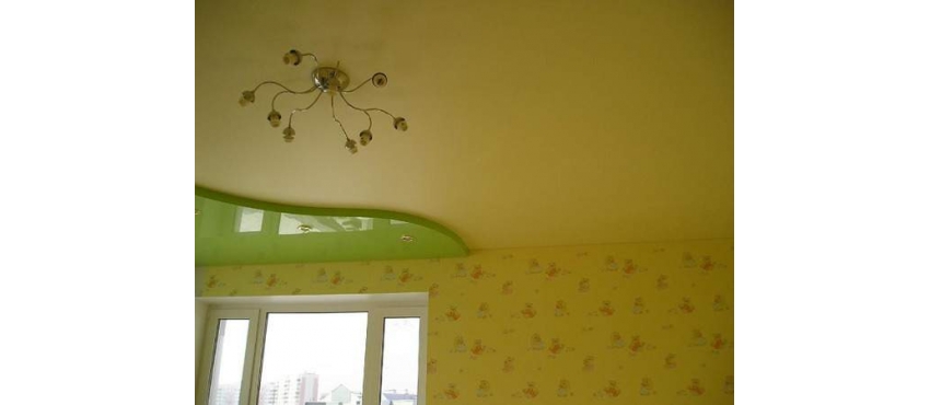 Фото: Двухуровневый натяжной потолок желто-зеленый