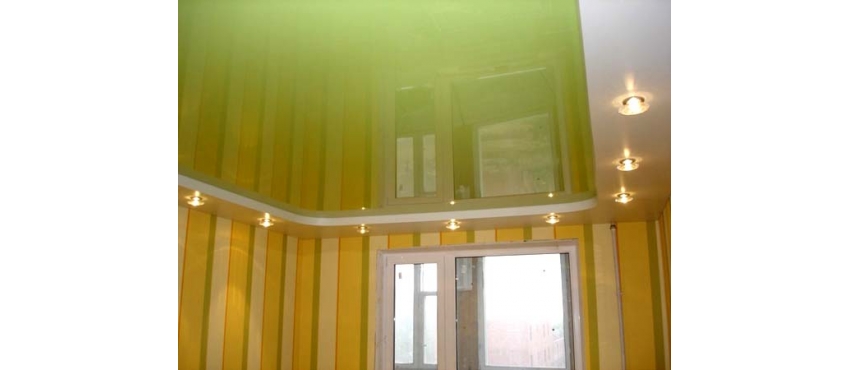 Фото: Двухуровневый натяжной потолок зелено-белый