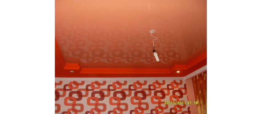 Фото: Глянцевый натяжной потолок оранжевый