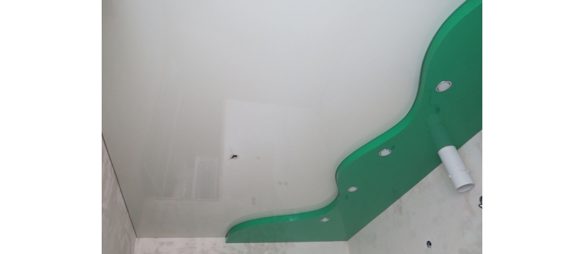 Фото: Двухуровневый натяжной потолок бело-зеленый №2