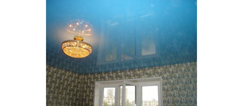 Фото: Глянцевый натяжной потолок голубой