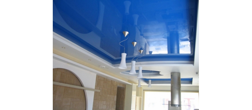 Фото: Глянцевый натяжной потолок синий №2