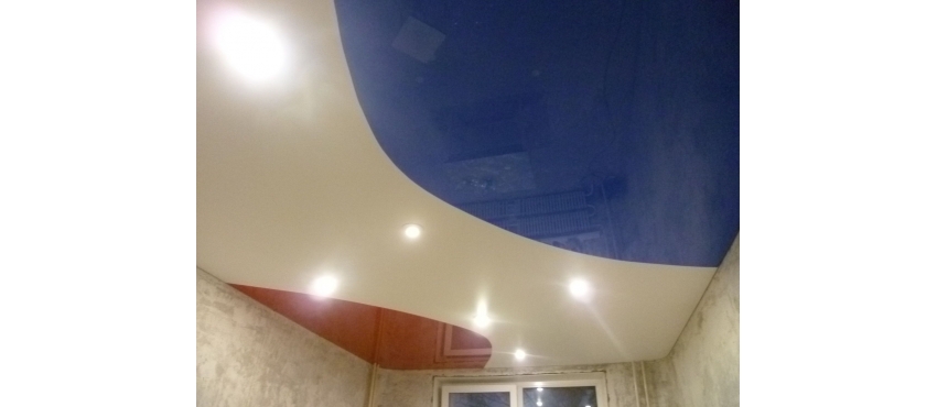 Фото: Криволинейная спайка натяжной потолок трехцветный №2