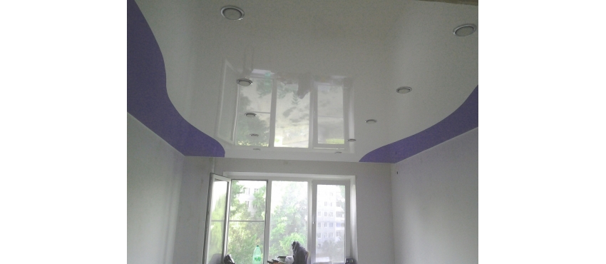 Фото: Криволинейная спайка натяжной потолок бело-фиолетовый