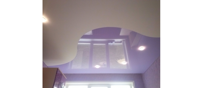 Фото: Криволинейная спайка натяжной потолок фиолетово-белый