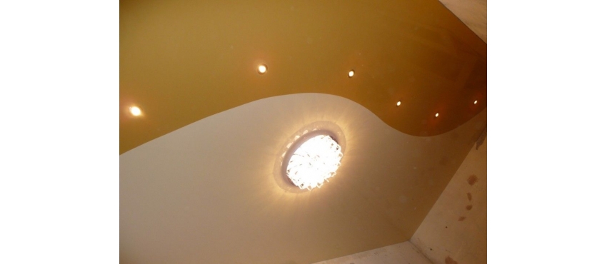Фото: Криволинейная спайка натяжной потолок коричнево-белый
