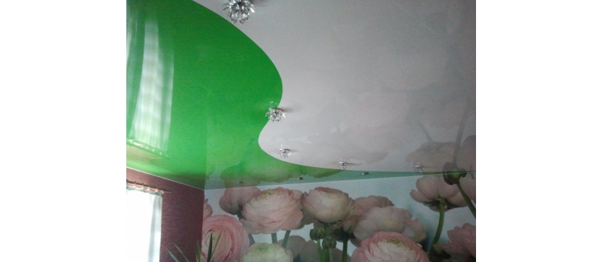 Фото: Криволинейная спайка натяжной потолок бело-зеленый