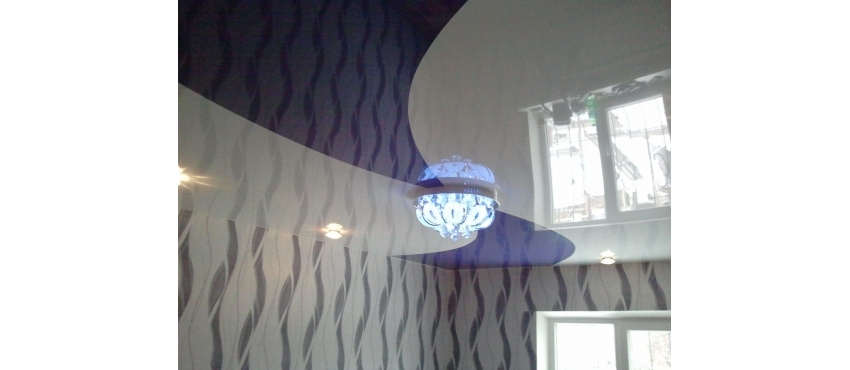 Фото: Криволинейная спайка натяжной потолок бело-фиолетовый №3