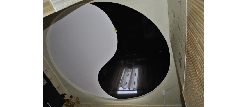Фото: Криволинейная спайка натяжной потолок инь-янь