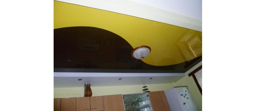 Фото: Криволинейная спайка натяжной потолок черно-желтый №2