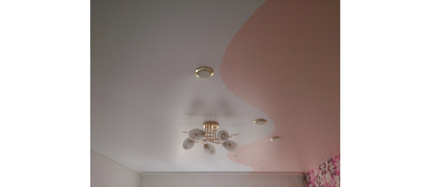Фото: Криволинейная спайка натяжной потолок белый с персиковым