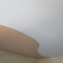Двухцветный с криволинейной спайкой натяжной потолок мини фото №8