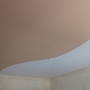 Двухцветный с криволинейной спайкой натяжной потолок мини фото №1
