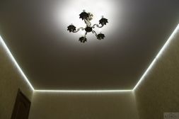 Фото: Натяжной потолок парящий белый