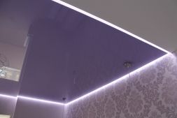 Фото: Натяжной потолок парящий фиолетовый