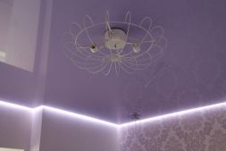 Фото: Натяжной потолок парящий фиолетовый №2