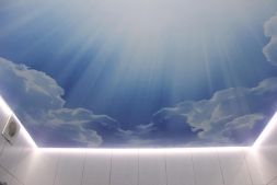 Фото: Натяжной потолок парящий облака