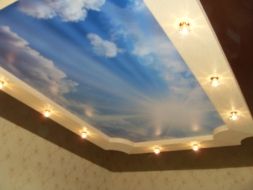 Фото: Натяжной потолок с фотопечатью с облаками