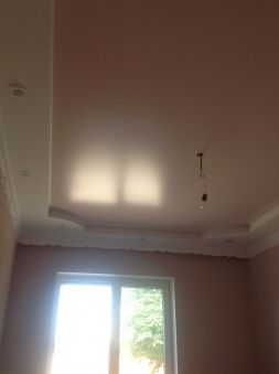 Фото: Натяжной потолок сатиновый розово-белый