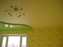 Фото: Натяжной потолок двухуровневый желто-зеленый