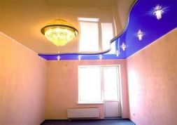 Фото: Натяжной потолок двухуровневый бежево-синий