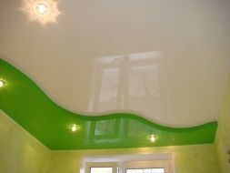 Фото: Натяжной потолок двухуровневый бело-зеленый