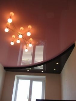 Фото: Натяжной потолок двухуровневый розово-коричневый