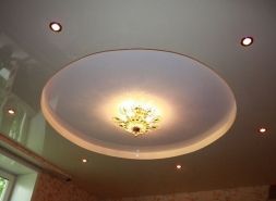Фото: Натяжной потолок двухуровневый бежево-белый