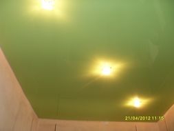 Фото: Натяжной потолок глянцевый зеленый №2