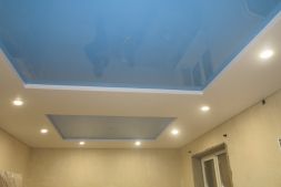 Фото: Натяжной потолок двухуровневый бело-голубой