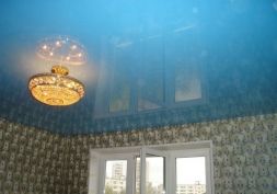 Фото: Натяжной потолок глянцевый голубой