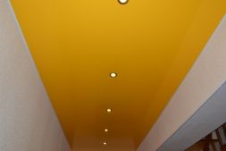 Фото: Натяжной потолок глянцевый желтый