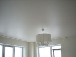 Фото: Натяжной потолок сатиновый белый