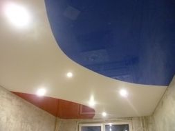 Фото: Натяжной потолок криволинейная спайка трехцветный №2