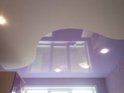 Фото: Натяжной потолок криволинейная спайка фиолетово-белый