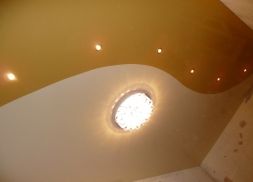 Фото: Натяжной потолок криволинейная спайка коричнево-белый