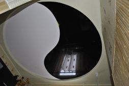 Фото: Натяжной потолок криволинейная спайка инь-янь
