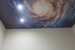 Фото: Натяжной потолок с фотопечатью космос