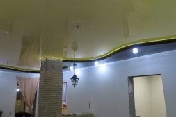 Фото: Натяжной потолок двухуровневый золотисто-черный