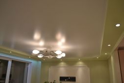 Фото: Натяжной потолок сатиновый салатно-белый