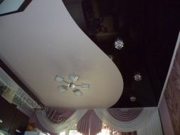 Фото: Натяжной потолок криволинейная спайка черно-белый